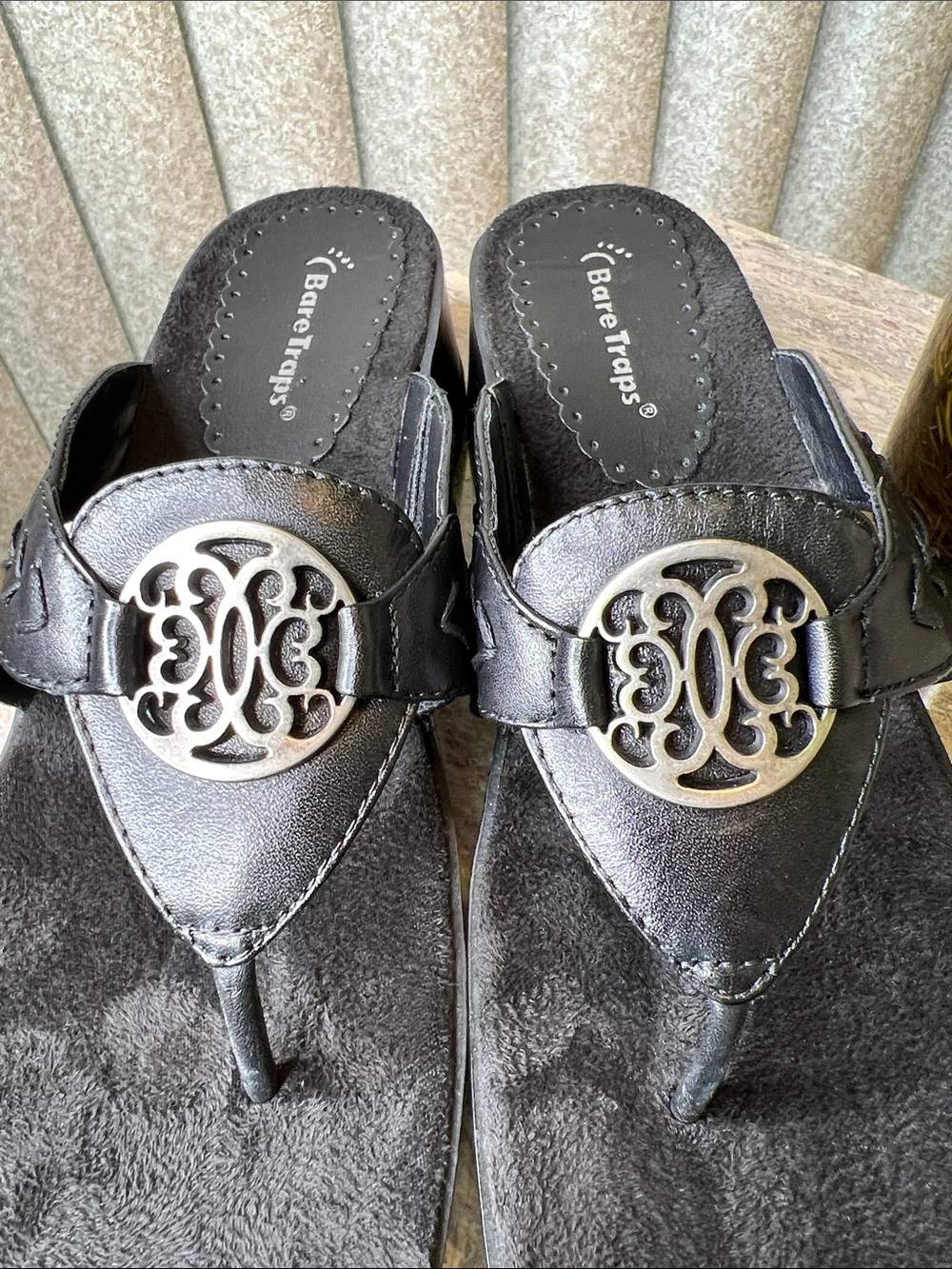 BareTraps Like New Black Women's Thong Sandals with Decorative Medallion S-8